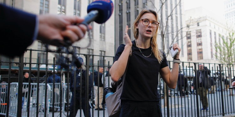 Kara McGee an excused juror, speaks to the media outside Manhattan Criminal Court in New York City on April 16, 2024, during the second day of the trial against former US President Donaldd Trump for allegedly covering up hush money payments / ©AFP