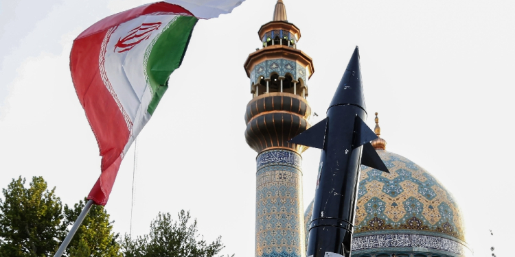 Iranians lift up a flag and the mock up of a missile during a celebration following Iran's missiles and drones attack on Israel, on April 15 2024, at Palestine square in central Tehran / ©AFP