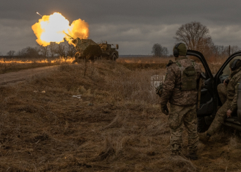 Ukrainian members of the 45th Artillery Brigade fire toward Russian positions in the Donetsk region on January 20, 2024 / ©AFP