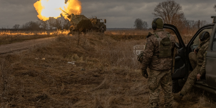 Ukrainian members of the 45th Artillery Brigade fire toward Russian positions in the Donetsk region on January 20, 2024 / ©AFP