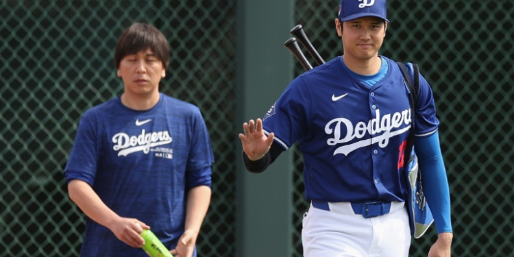 Interpreter Ippei Mizuhara (left) was released on bail on charges of stealing $16 million from Los Angeles Dodgers star Shohei Ohtani (right). ©AFP