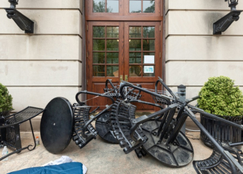 Protesters at Columbia University moved tables and chairs to block the entrance to Hamilton Hall. ©AFP