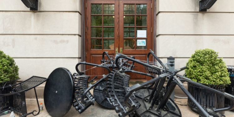 Protesters at Columbia University moved tables and chairs to block the entrance to Hamilton Hall. ©AFP