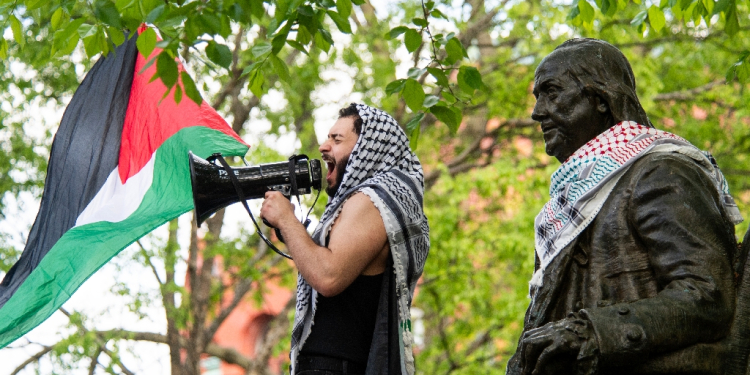 Pro-Palestinian students at Drexel University and the University of Pennsylvania march in Philadelphia on April 25, 2024 / ©AFP