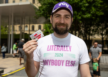 'Literally Anybody Else' poses with his driver's license, hoping for luck on his 2024 White House bid / ©AFP