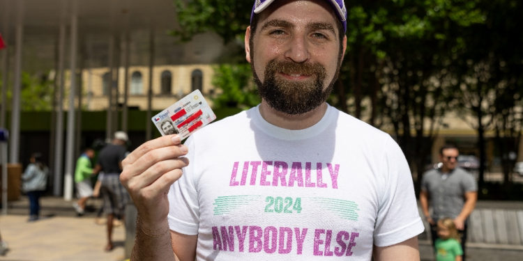 'Literally Anybody Else' poses with his driver's license, hoping for luck on his 2024 White House bid / ©AFP