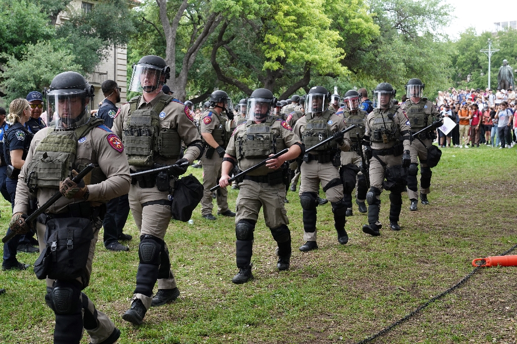 Texas state troopers walk on the campus of the University of Texas as pro-Palestinian students protest the Israel-Hamas war in Austin on April 24, 2024 / ©AFP