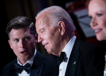 US President Joe Biden speaks with US comedian Colin Jost (L) during the White House Correspondents' Association dinner / ©AFP