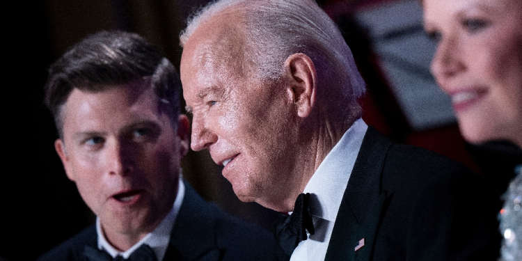 US President Joe Biden speaks with US comedian Colin Jost (L) during the White House Correspondents' Association dinner / ©AFP