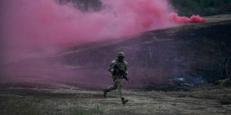 A soldier takes part in last year's US-Philippines 'Balikatan' military exercises / ©AFP