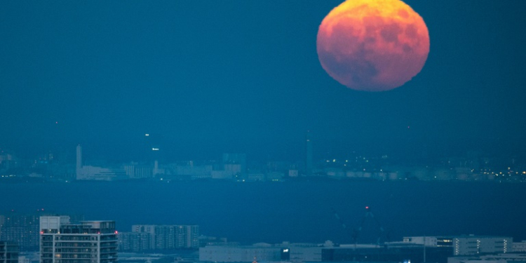 The moon over Tokyo on September 10, 2022. ©AFP