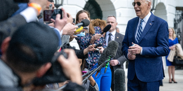 US President Joe Biden speaks to the media outside the White House on April 26, 2024 / ©AFP