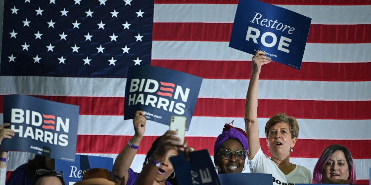 Supporters of US President Joe Biden cheer as they await his speech about reproductive freedom at Hillsborough Community College-Dale Mabry Campus in Tampa, Florida, on April 23, 2024. / ©AFP