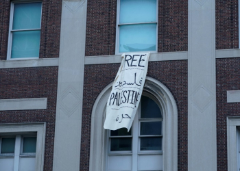 A 'Free Palestine' banner hangs on a Columbia University building on April 30, 2024 . ©AFP