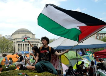 Protestors wave Palestinian flags on the West Lawn of Columbia University on April 29, 2024 in New York. ©AFP