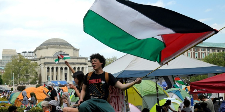 Protestors wave Palestinian flags on the West Lawn of Columbia University on April 29, 2024 in New York. ©AFP