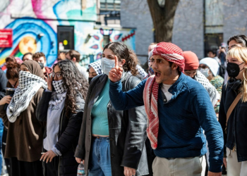 Pro-Palestinian protesters stand in front of a police barricade at Northeastern University in Boston, Massachusetts, on April 27, 2024. ©AFP