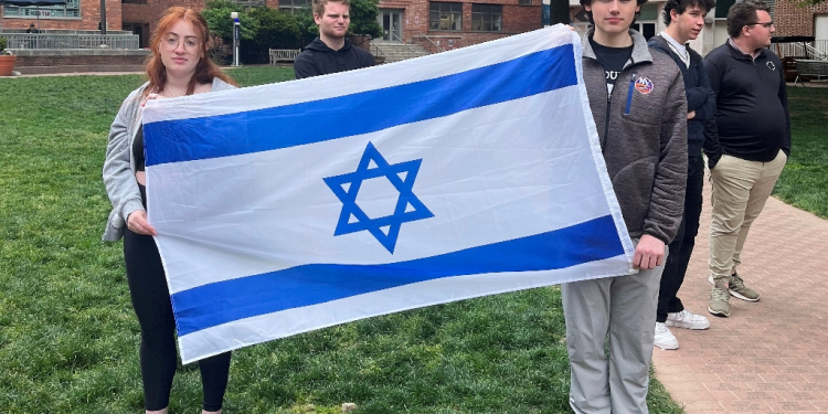 Philosophy student Skyler Sieradzky, 21, left, holds an Israeli flag as pro-Palestinian protesters stage a sit-in on the urban campus of George Washington University in Washington / ©AFP