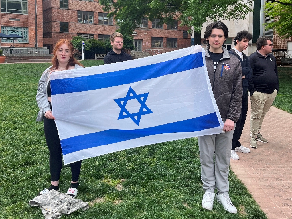 Philosophy student Skyler Sieradzky, 21, left, holds an Israeli flag as pro-Palestinian protesters stage a sit-in on the urban campus of George Washington University in Washington / ©AFP