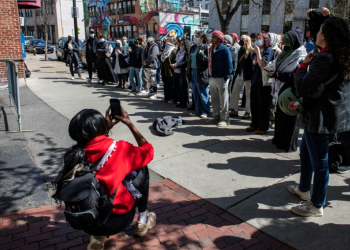 Pro-Palestinian protesters demonstrate in front of a police barricade after police raided an encampment at Northeastern University in Boston, Massachusetts. ©AFP