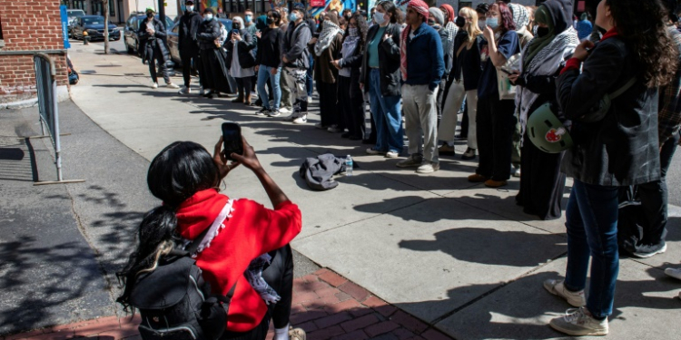 Pro-Palestinian protesters demonstrate in front of a police barricade after police raided an encampment at Northeastern University in Boston, Massachusetts. ©AFP