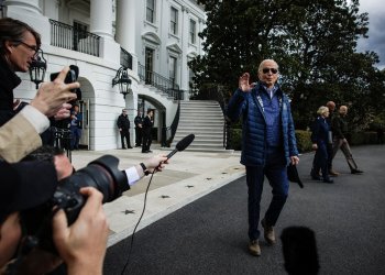 US President Joe Biden stops to speak to the press before boarding Marine One as he departs from the South Lawn of the White House on April 5, 2024. Biden is heading to Baltimore to tour the collapsed Francis Scott Key Bridge / ©AFP