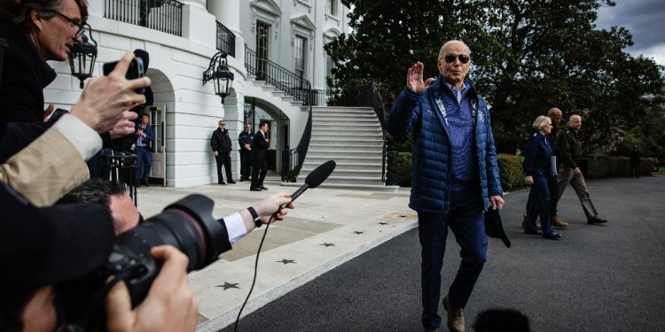 US President Joe Biden stops to speak to the press before boarding Marine One as he departs from the South Lawn of the White House on April 5, 2024. Biden is heading to Baltimore to tour the collapsed Francis Scott Key Bridge / ©AFP