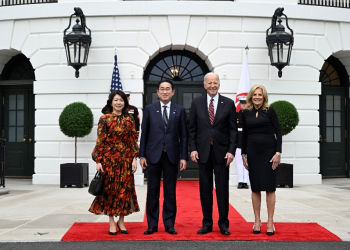 US President Joe Biden and First Lady Jill Biden welcome Japan's Prime Minister Fumio Kishida and his spouse Yuko Kishida at the South Portico of the White House in Washington, DC / ©AFP