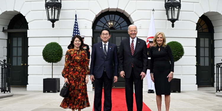 US President Joe Biden and First Lady Jill Biden welcome Japan's Prime Minister Fumio Kishida and his spouse Yuko Kishida at the South Portico of the White House in Washington, DC / ©AFP