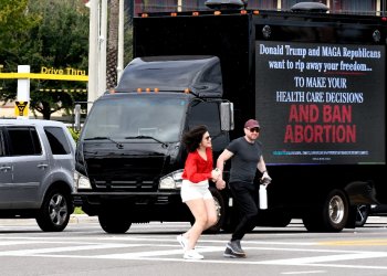 A mobile billboard sponsored by the Democratic National Committee in Kissimmee, Florida, in November 2023 / ©AFP