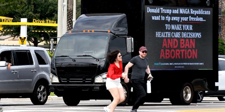 A mobile billboard sponsored by the Democratic National Committee in Kissimmee, Florida, in November 2023 / ©AFP