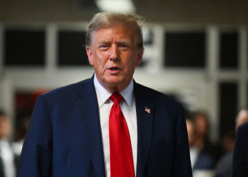 Former US president Donald Trump speaks to reporters after the opening day of his 'hush money' trial in New York / ©AFP