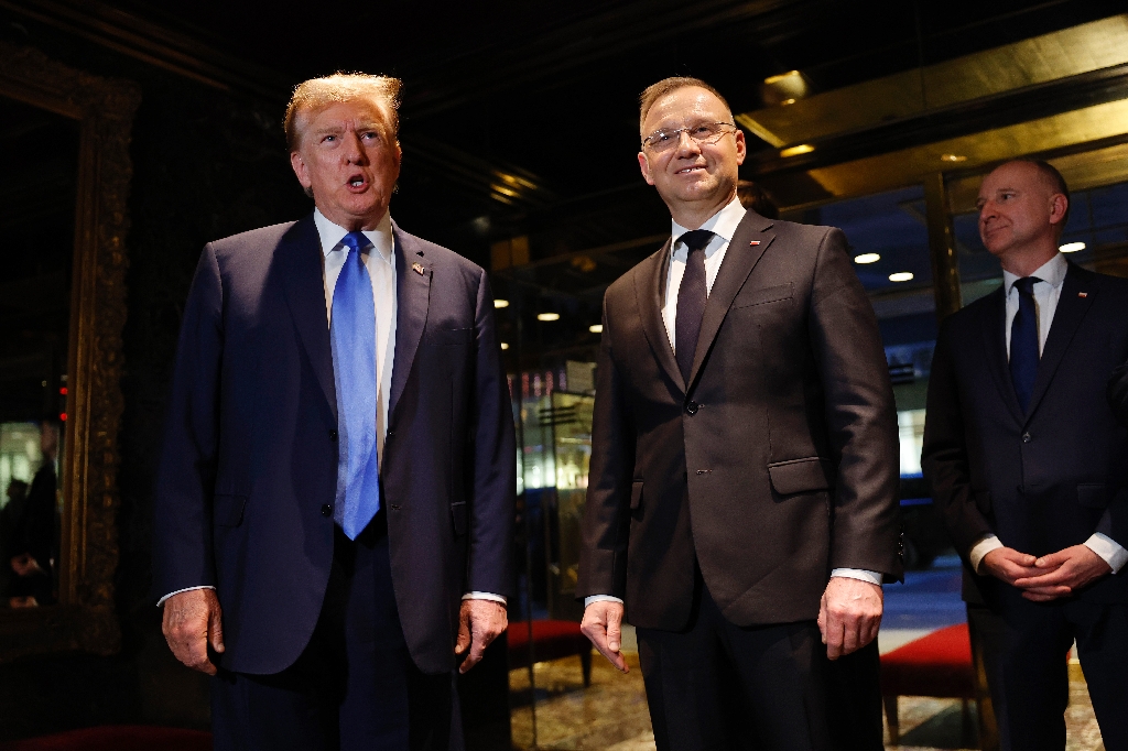 Donald Trump (L) met with Polish President Andrzej Duda at Trump Tower in New York, one in a series of meetings with foreign dignitaries as the Republican former US president campaigns for the White House in 2024 / ©AFP