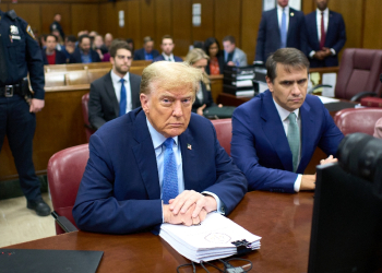 Former US president Donald Trump and his attorney Todd Blanche in court / ©AFP