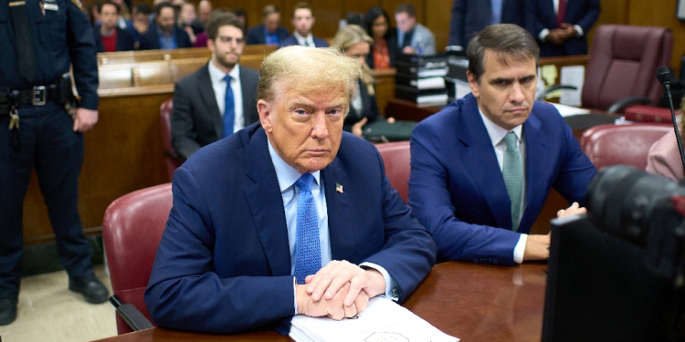 Former US president Donald Trump and his attorney Todd Blanche in court / ©AFP