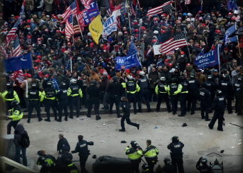 Police hold back supporters of US president Donald Trump outside the US Capitol on January 6, 2021 / ©AFP