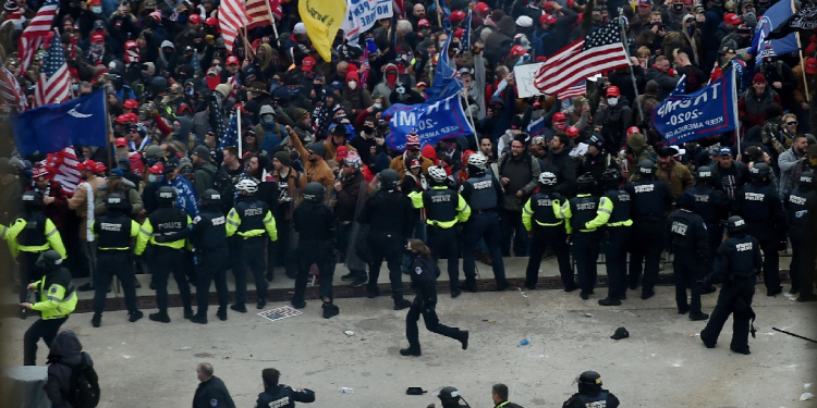 Police hold back supporters of US president Donald Trump outside the US Capitol on January 6, 2021 / ©AFP