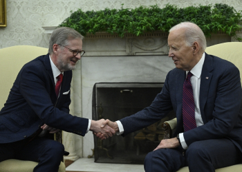 US President Joe Biden (R) meets with Czech Prime Minister Petr Fiala (L) in the Oval Office / ©AFP