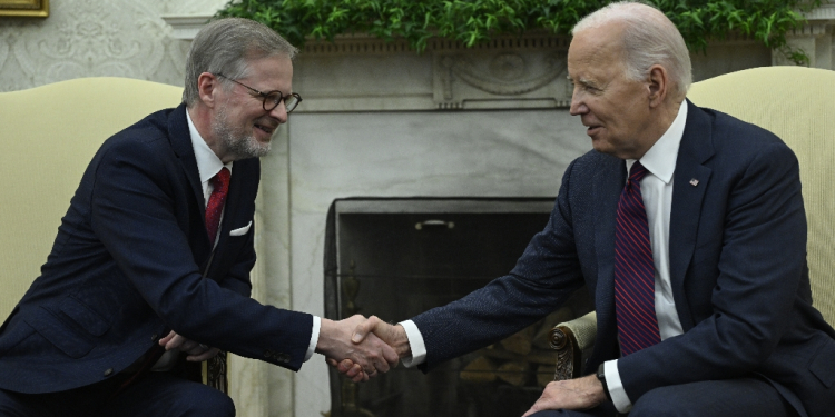 US President Joe Biden (R) meets with Czech Prime Minister Petr Fiala (L) in the Oval Office / ©AFP