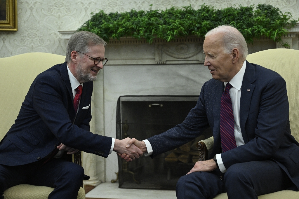 US President Joe Biden (R) meets with Czech Prime Minister Petr Fiala (L) in the Oval Office / ©AFP