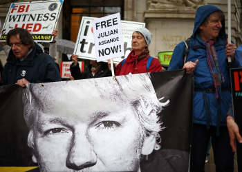 Supporters of WikiLeaks founder Julian Assange protest outside the Australian High Commission in central London on April 10, 2024, on the eve of the fifth anniversary of his arrest by British police / ©AFP