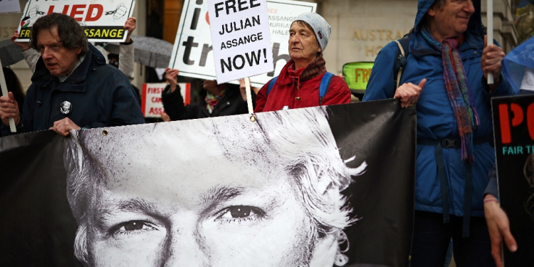 Supporters of WikiLeaks founder Julian Assange protest outside the Australian High Commission in central London on April 10, 2024, on the eve of the fifth anniversary of his arrest by British police / ©AFP