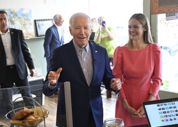 US President Joe Biden visits Zummo's Cafe with Scranton, Pennsylvania, Mayor Paige Cognetti before departing for Pittsburgh, on April 17, 2024. Biden is traveling to Pittsburgh, Pennsylvania, to meet with steelworkers. / ©AFP