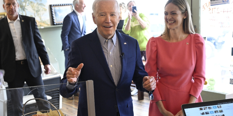 US President Joe Biden visits Zummo's Cafe with Scranton, Pennsylvania, Mayor Paige Cognetti before departing for Pittsburgh, on April 17, 2024. Biden is traveling to Pittsburgh, Pennsylvania, to meet with steelworkers. / ©AFP