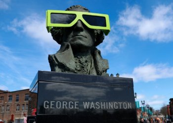 Eclipse glasses are worn by a statue of George Washington on April 07, 2024, in Houlton, Maine. ©AFP