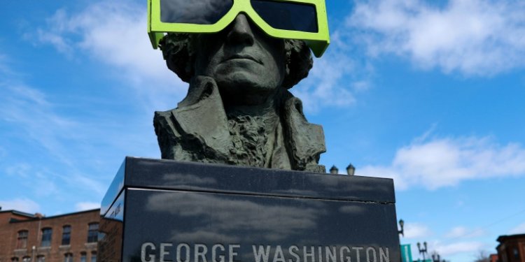 Eclipse glasses are worn by a statue of George Washington on April 07, 2024, in Houlton, Maine. ©AFP