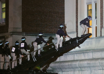 NYPD officers in riot gear break into a building at Columbia University, where pro-Palestinian students are barricaded inside a building and have set up an encampment, in New York City on April 30, 2024 / ©AFP