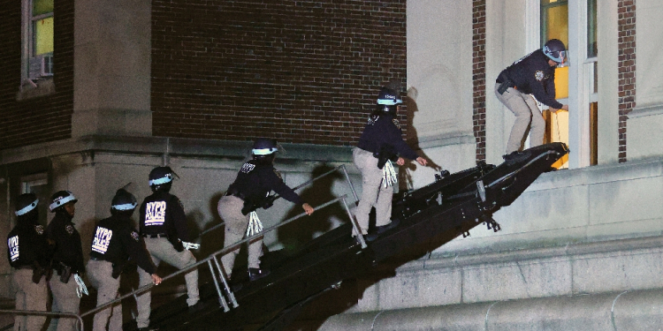 NYPD officers in riot gear break into a building at Columbia University, where pro-Palestinian students are barricaded inside a building and have set up an encampment, in New York City on April 30, 2024 / ©AFP