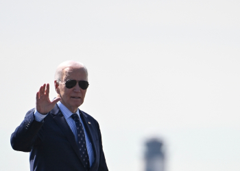 US President Joe Biden waves as he walks to board Air Force One at Philadelphia International Airport in Philadelphia, Pennsylvania, on April 8, 2024.  Biden is traveling to Madison, Wisconsin, and Chicago, Illinois.  / ©AFP