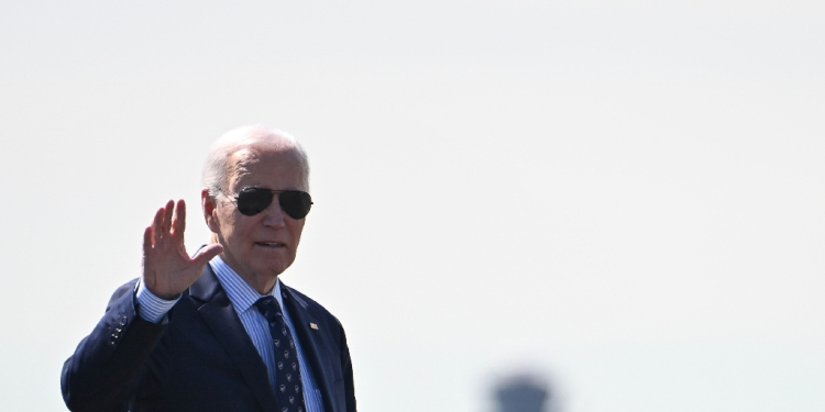 US President Joe Biden waves as he walks to board Air Force One at Philadelphia International Airport in Philadelphia, Pennsylvania, on April 8, 2024.  Biden is traveling to Madison, Wisconsin, and Chicago, Illinois.  / ©AFP